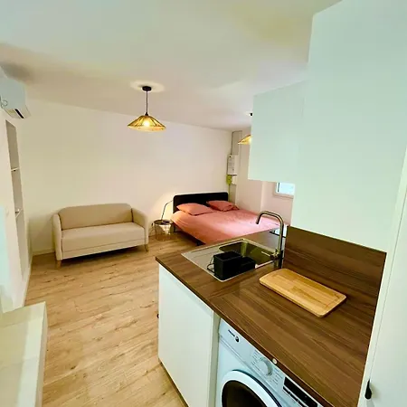 Lägenhet Climatise, Traversant Avec Verriere *