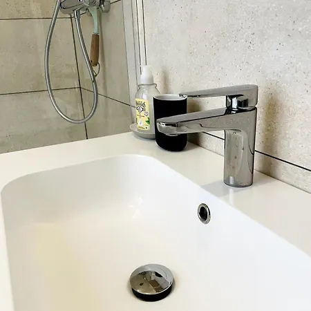 Lägenhet Climatise, Traversant Avec Verriere